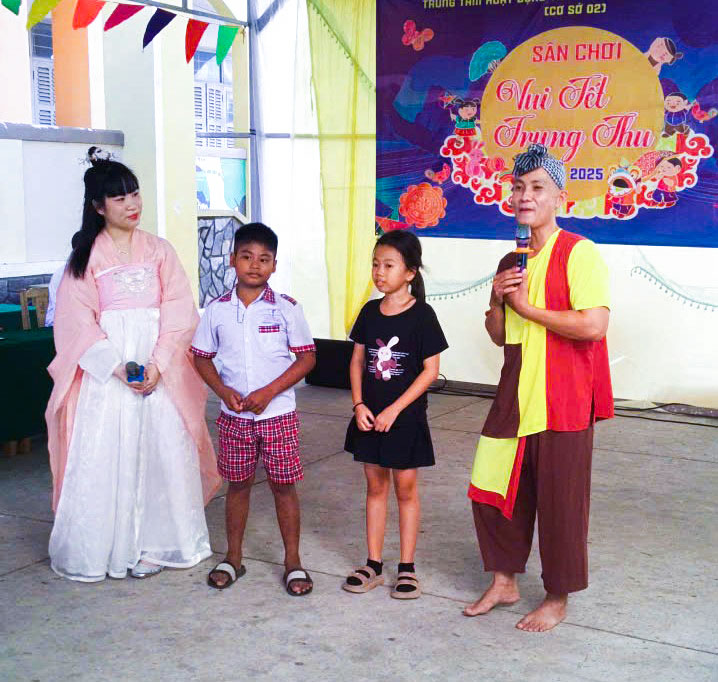 Các em thiếu nhi giao lưu với chú Cuội và chị Hằng. Ảnh: THÀNH LẬP