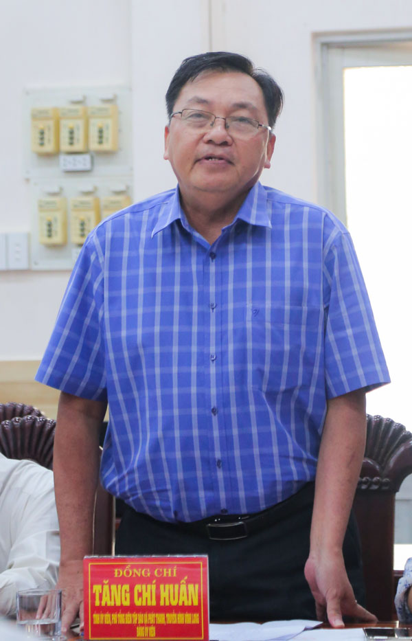 Đồng chí Tăng Chí Huấn- Tỉnh ủy viên, Bí thư Đảng ủy, Phó Tổng Biên tập Báo và phát thanh, truyền hình Vĩnh Long phát biểu tại hội nghị.