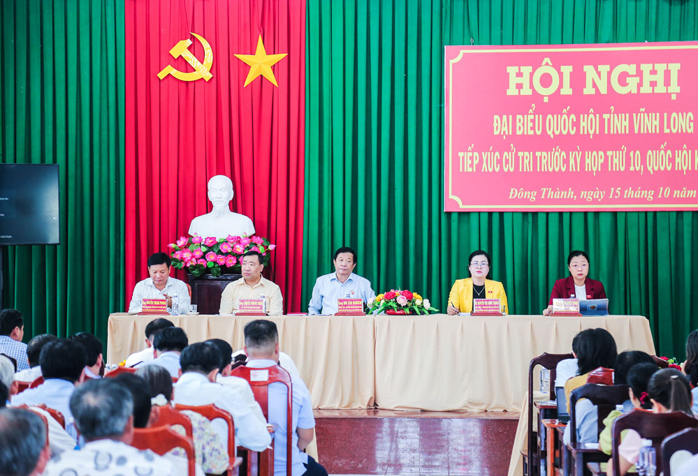 Đại biểu Quốc hội tiếp xúc cử tri phường Đông Thành.