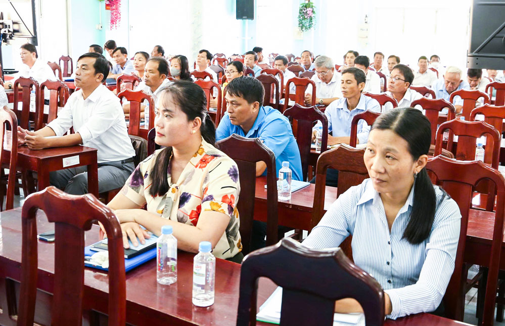 Đại biểu tham dự hội nghị tại điểm cầu xã Long Hiệp. Ảnh: Ngọc Xoàn
