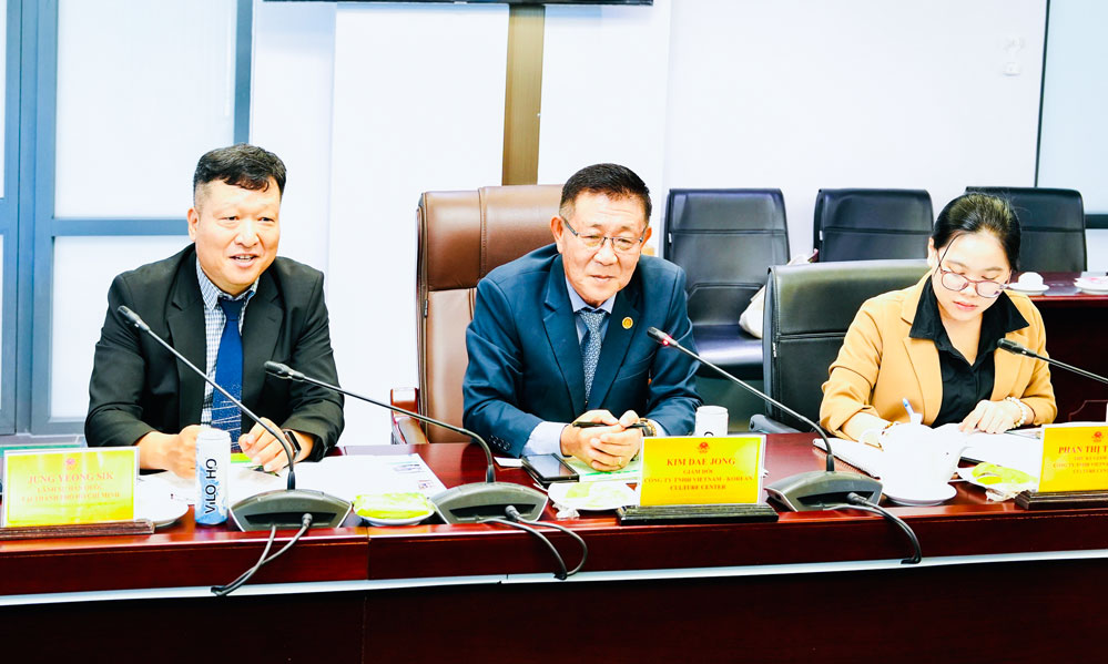 Đại diện Công ty TNHH VKCC trao đổi về tiềm năng hợp tác giữa tỉnh Vĩnh Long và các địa phương Hàn Quốc.