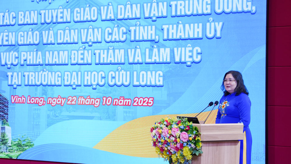  Đồng chí Hồ Thị Hoàng Yến- Phó Bí thư Thường trực Tỉnh ủy phát biểu tại buổi làm việc.