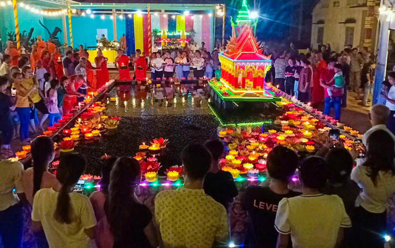 Nghi thức thả đèn hoa đăng của đồng bào Khmer xã Hưng Mỹ.