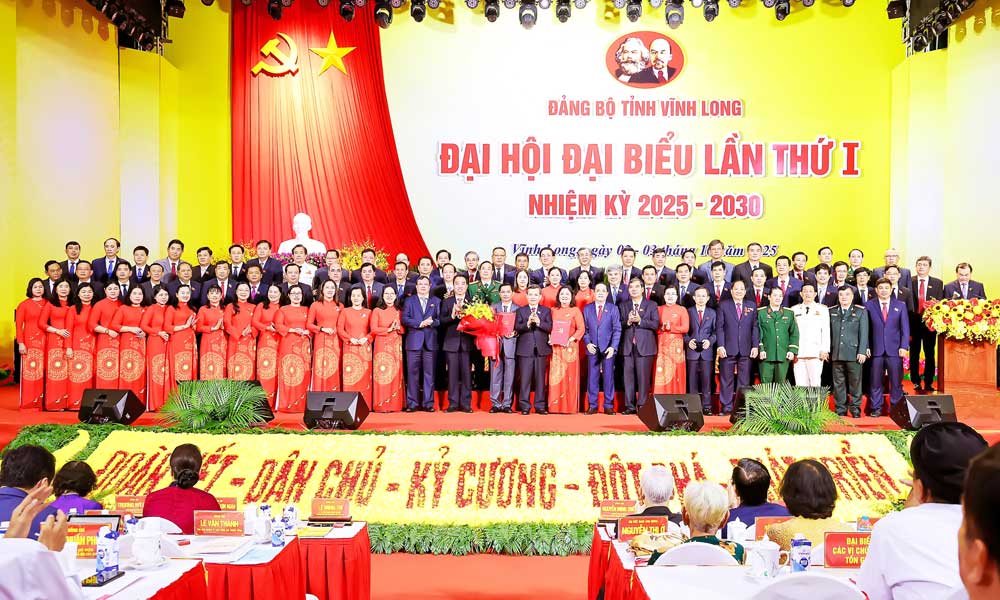Đồng chí Lê Minh Trí- Bí thư Trung ương Đảng, Chánh án Toà án nhân dân tối cao trao hoa chúc mừng Ban Chấp hành Đảng bộ tỉnh Vĩnh Long nhiệm kỳ 2025-2030.