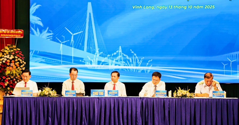 Lãnh đạo tỉnh chủ trì buổi họp mặt nghe và thông tin phản hồi các ý kiến của cộng đồng DN tỉnh.  