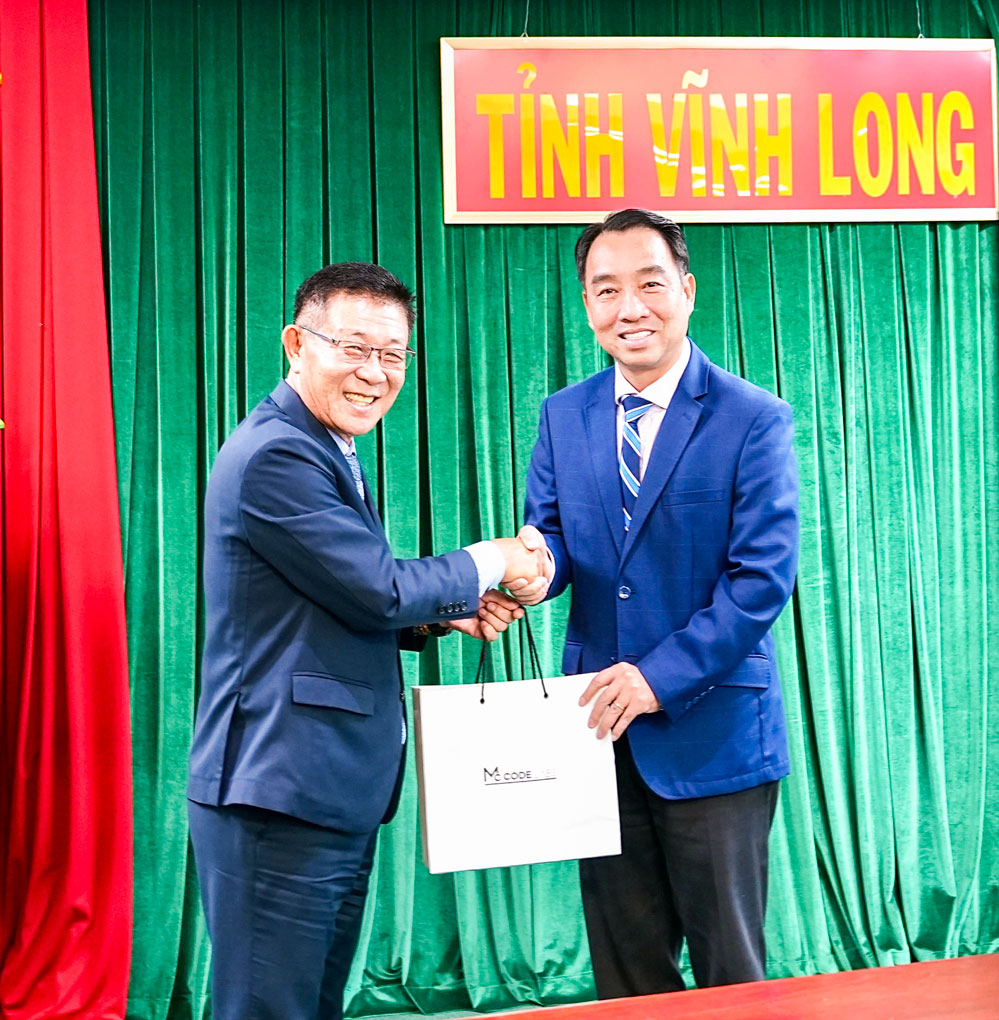 Ông Kim Dae Jong- Giám đốc Công ty TNHH VKCC tặng quà lưu niệm cho Chủ tịch UBND tỉnh- Lữ Quang Ngời.