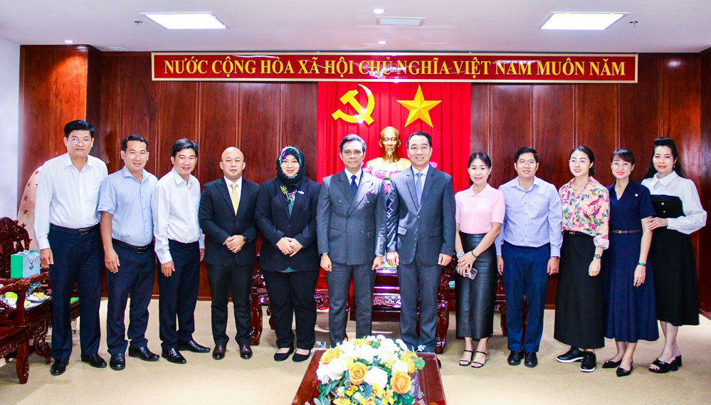 Lãnh đạo tỉnh chụp ảnh lưu niệm với đoàn công tác của Tổng Lãnh sự quán Malaysia tại TP Hồ Chí Minh.