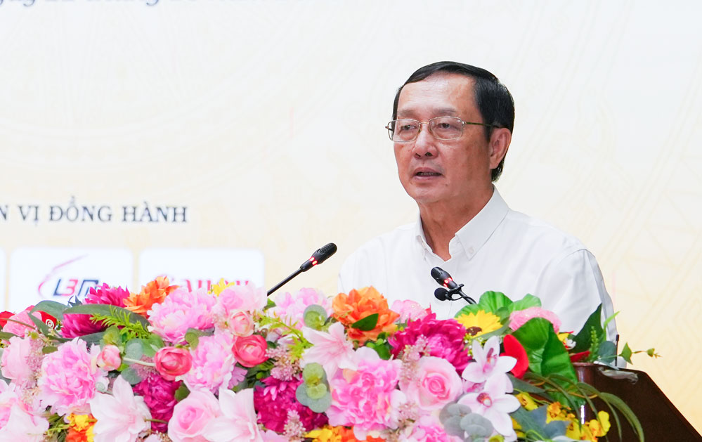 Đồng chí Huỳnh Thành Đạt- Ủy viên BCH Trung ương Đảng, Phó Trưởng Ban Tuyên giáo và Dân vận Trung ương phát biểu khai mạc hội nghị.