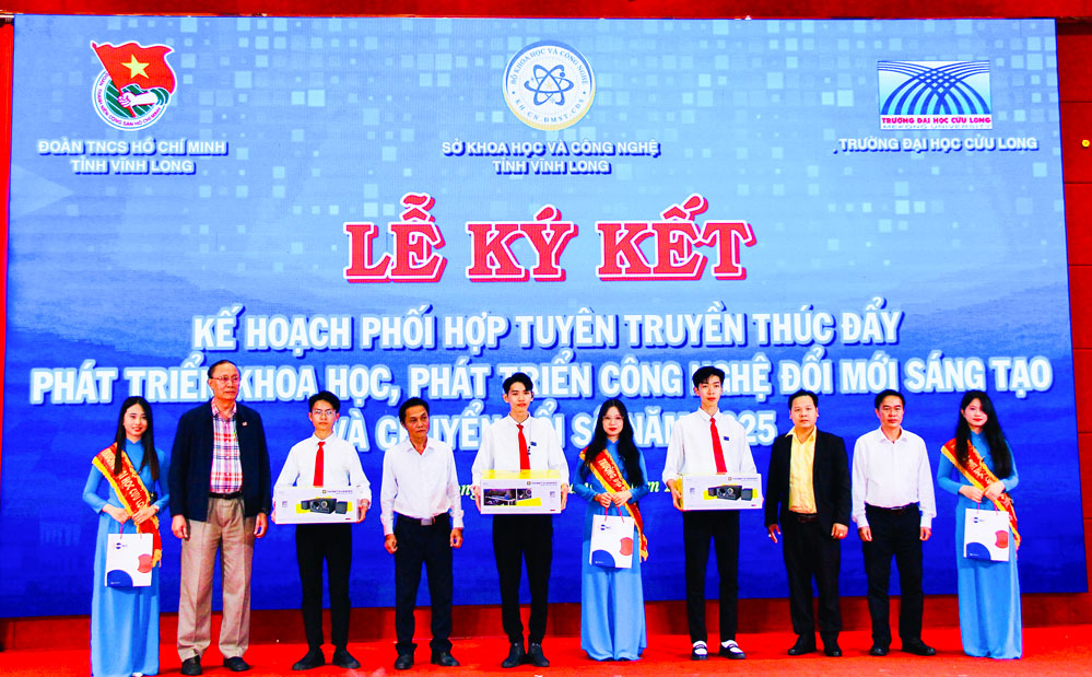 Tuyên dương các đơn vị triển khai chương trình thúc đẩy, hỗ trợ người dân, doanh nghiệp, hộ kinh doanh hiện diện trực tuyến tin cậy, an toàn các dịch vụ số tên miền quốc gia “.vn” tại tỉnh Vĩnh Long.