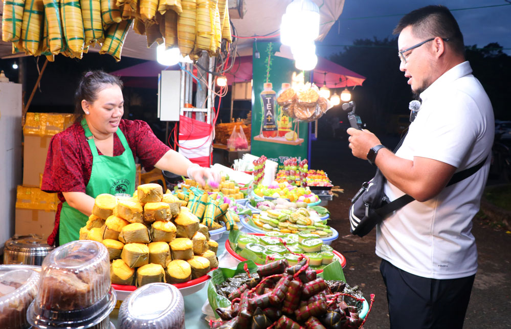Du khách tìm hiểu các món bánh dân gian Nam Bộ. Ảnh: SƠN TUYỀN