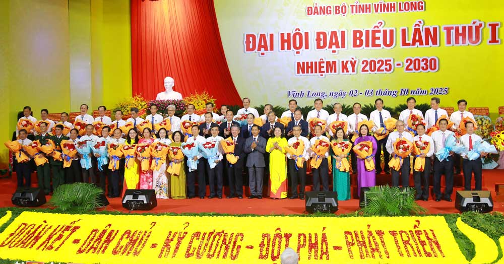 Trao hoa cho các đồng chí Ban Chấp hành Đảng bộ tỉnh nhiệm kỳ 2020-2025 không tái cử.
