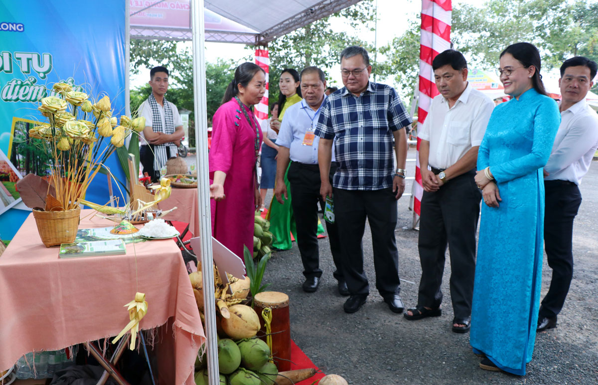 Đại biểu tham quan gian hàng triển lãm du lịch của Nông trại Hải Vân sân chim Vàm Hồ. Ảnh: SƠN TUYỀN