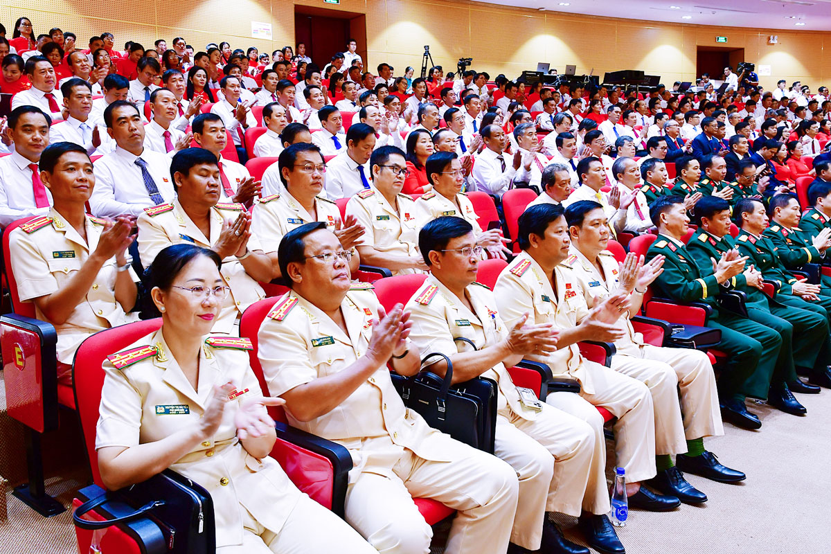 Đại biểu tham dự phiên khai mạc đại hội. Ảnh: BÁ THI