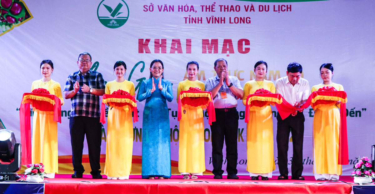 Đại biểu cắt băng khai mạc Không gian triển lãm du lịch và Không gian ẩm thực Nam Bộ tỉnh Vĩnh Long năm 2025. Ảnh: SƠN TUYỀN
