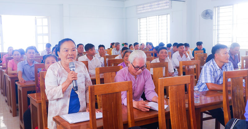 Cử tri xã An Qui nêu ý kiến kiến nghị với đại biểu Quốc hội. ảnh: MINH MỪNG