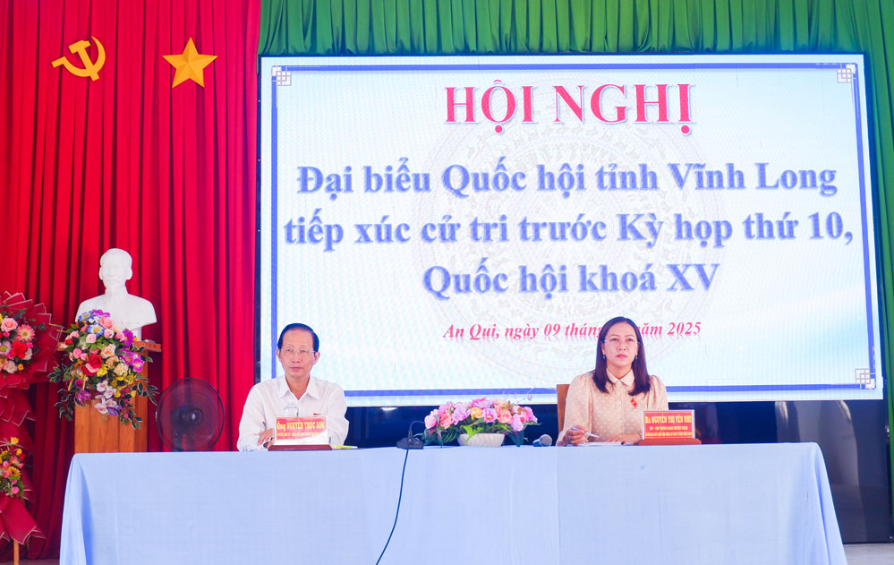 Đại biểu Quốc hội tiếp xúc cử tri xã An Qui. Ảnh: MINH MỪNG