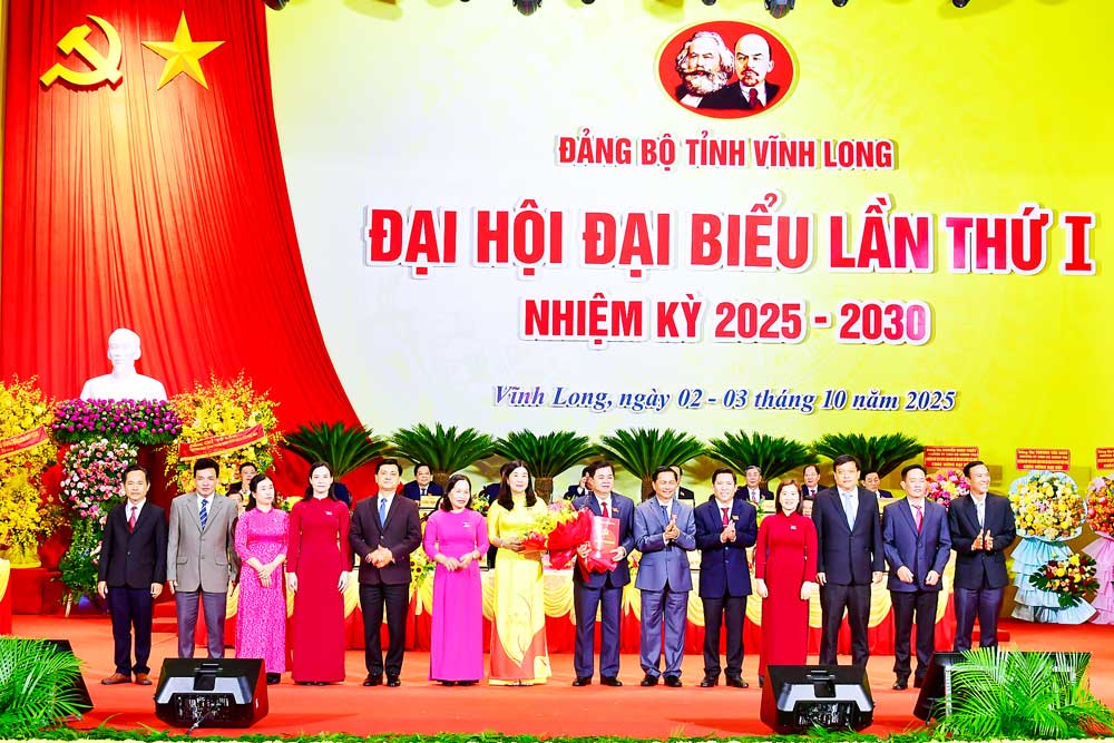 Tặng hoa cho các đồng chí Uỷ ban Kiểm tra Tỉnh uỷ nhiệm kỳ 2025-2030.