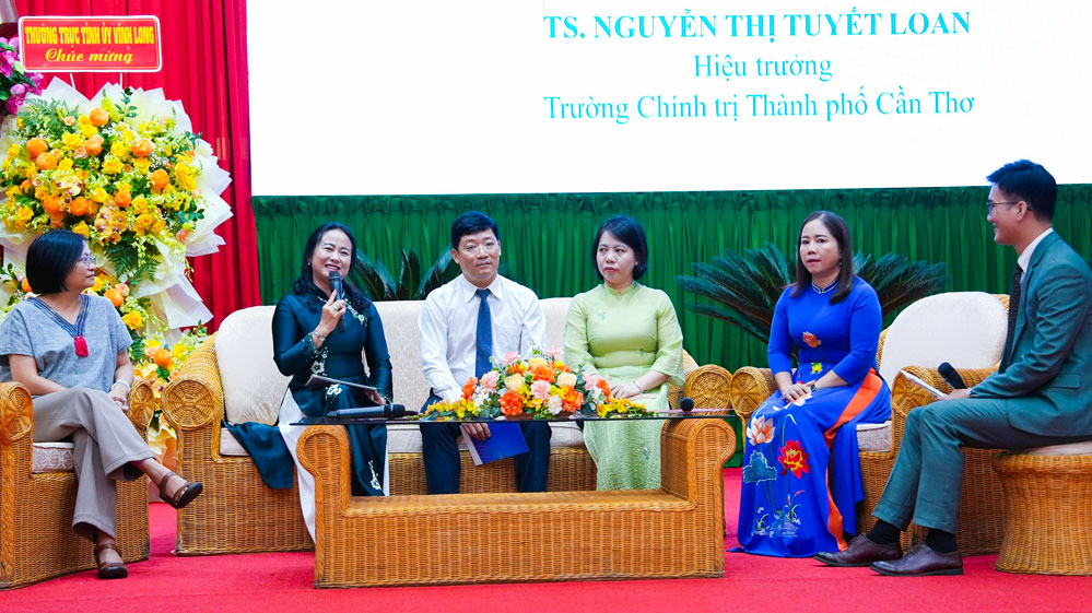 Các đại biểu tại phiên tọa đàm bàn tròn.