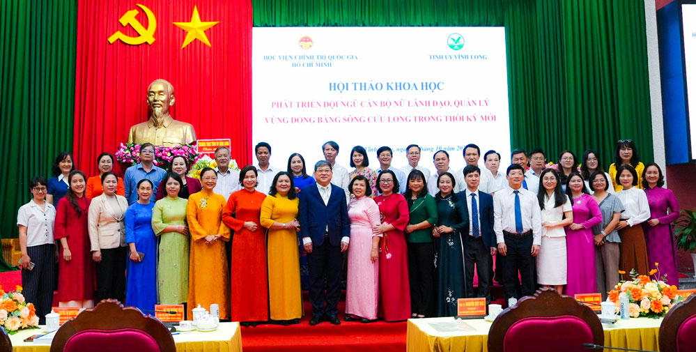 Đại biểu tham gia hội thảo chụp ảnh lưu niệm.