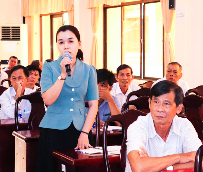 Cử tri nêu kiến nghị với đại biểu Quốc hội. Ảnh: Ảnh: TRÀ DŨNG