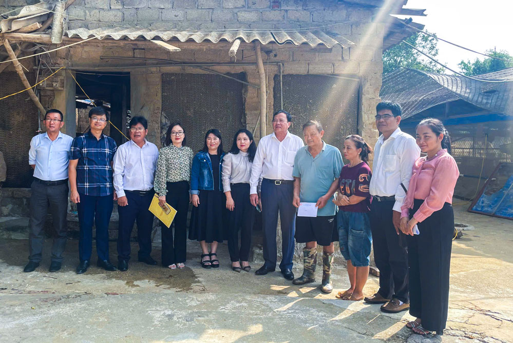 Đoàn công tác tỉnh Vĩnh Long trao quà hỗ trợ các gia đình bị thiệt hại do thiên tai gây ra tại tỉnh Thái Nguyên.

