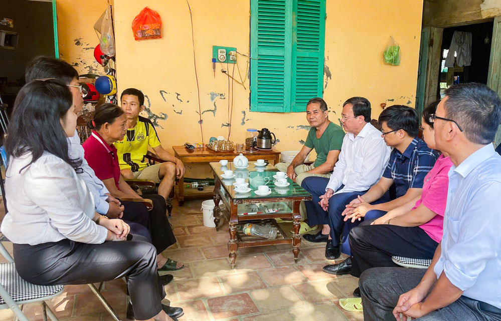 Đồng chí Lê Văn Hẳn- Phó Bí thư Tỉnh ủy, Chủ tịch Ủy ban MTTQ Việt Nam tỉnh Vĩnh Long và đoàn công tác thăm hỏi, động viên các hộ dân.