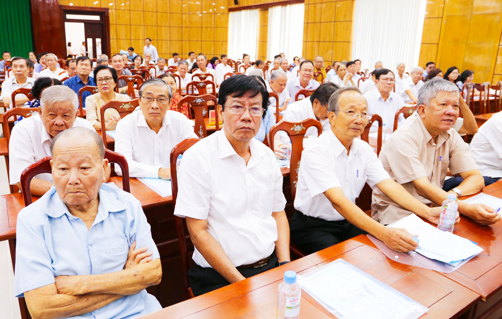 Cán bộ hưu trí dự buổi gặp gỡ.
