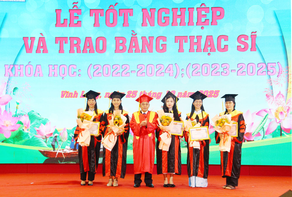 Trường ĐH Cửu Long khen thưởng 5 học viên thủ khoa ngành toàn khóa học.