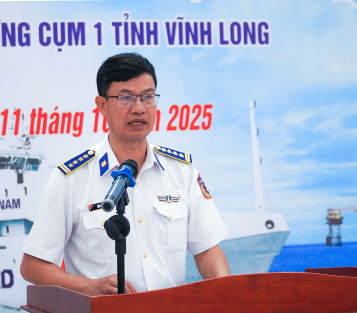 Đại tá Cao Xuân Quận- Phó Chính ủy Vùng Cảnh sát biển 3 phát biểu tại cuộc thi.