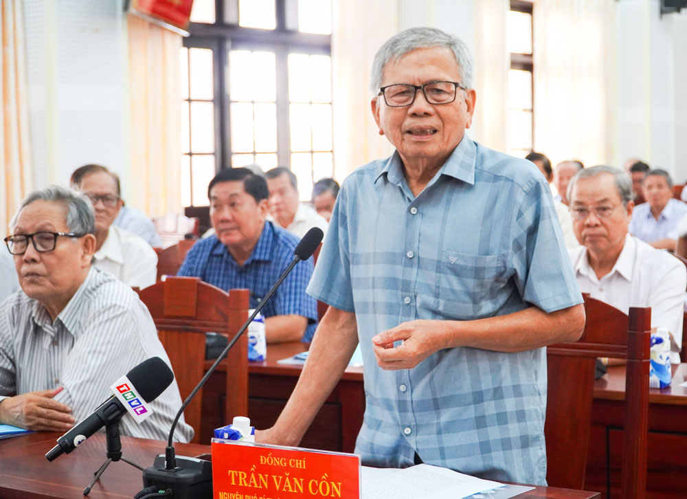 Đồng chí Trần Văn Cồn - nguyên Phó Bí thư Thường trực Tỉnh ủy Bến Tre (cũ) đóng góp ý kiến tại hội nghị.