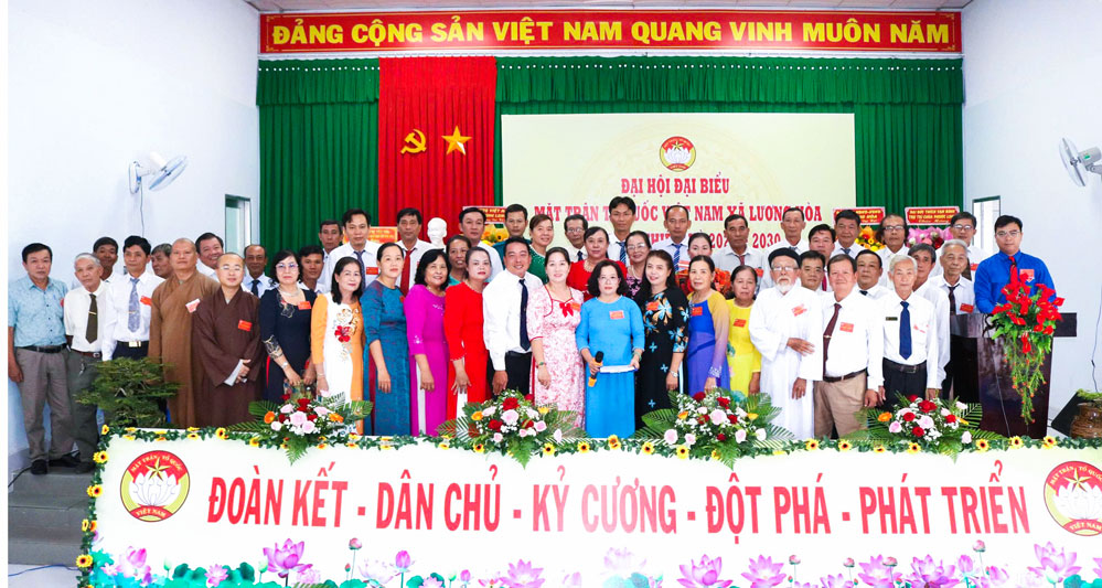 Ủy viên Ủy ban MTTQ Việt Nam xã Lương Hòa nhiệm kỳ 2025-2030 ra mắt, hứa hẹn tại đại hội. Ảnh: DIỆU HIỀN