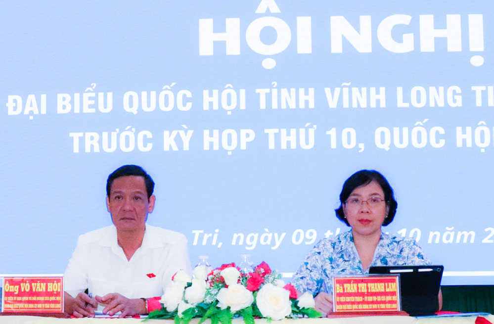 Đại biểu Quốc hội tiếp xúc cử tri xã Ba Tri. Ảnh: TRÀ DŨNG