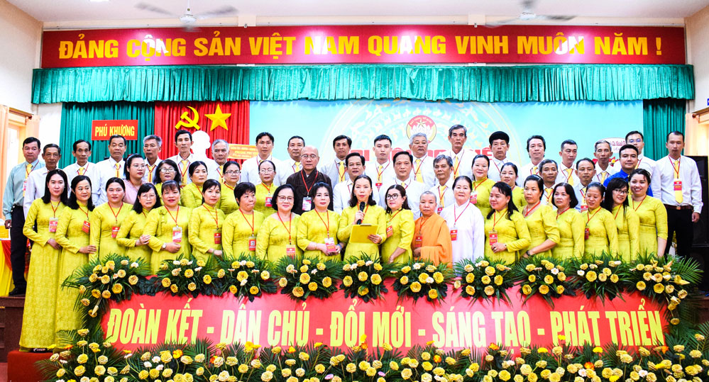 Ủy viên Ủy ban MTTQ Việt Nam phường Phú Khương ra mắt hạ quyết tâm trước Đại hội. Ảnh: P. TUYẾT