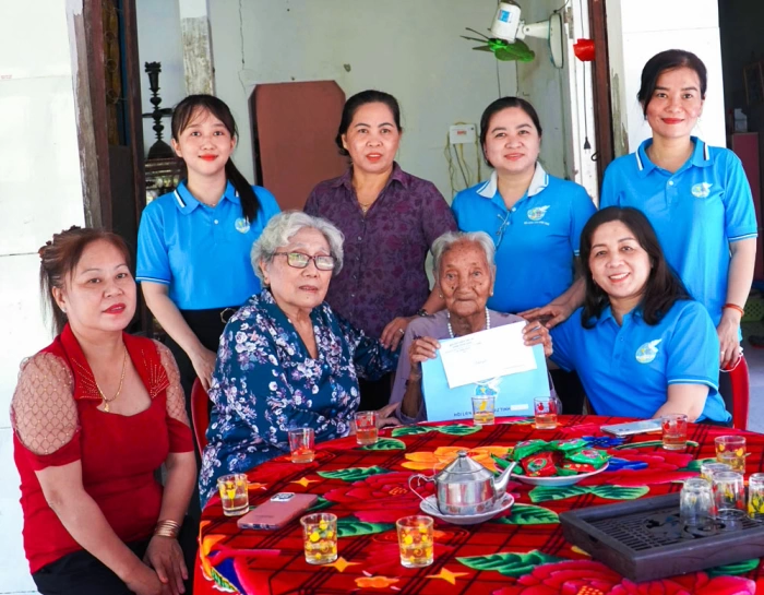 Hội Liên hiệp Phụ nữ tỉnh thăm Mẹ Việt Nam anh hùng