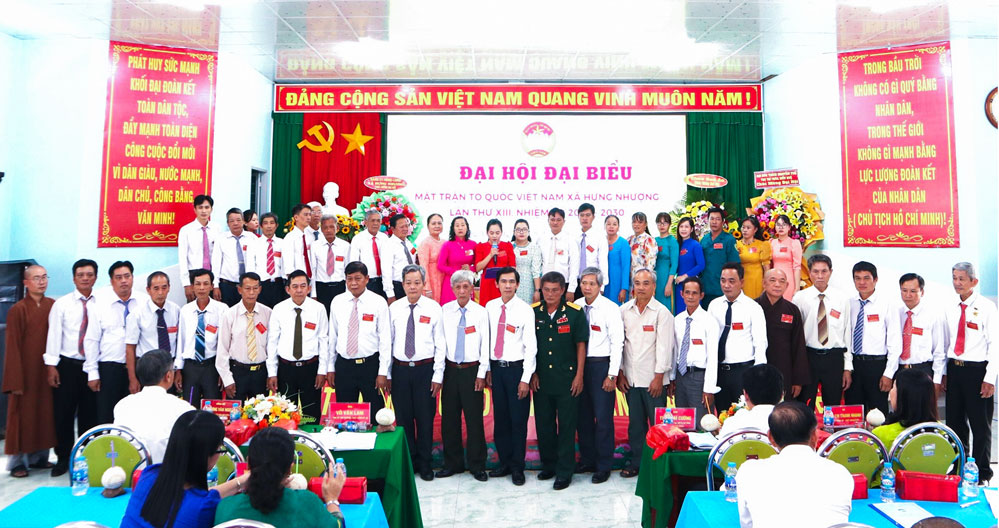 Ủy viên Ủy ban MTTQ Việt Nam xã Hưng Nhượng nhiệm kỳ 2025-2030 ra mắt. Ảnh: TH. VÂN