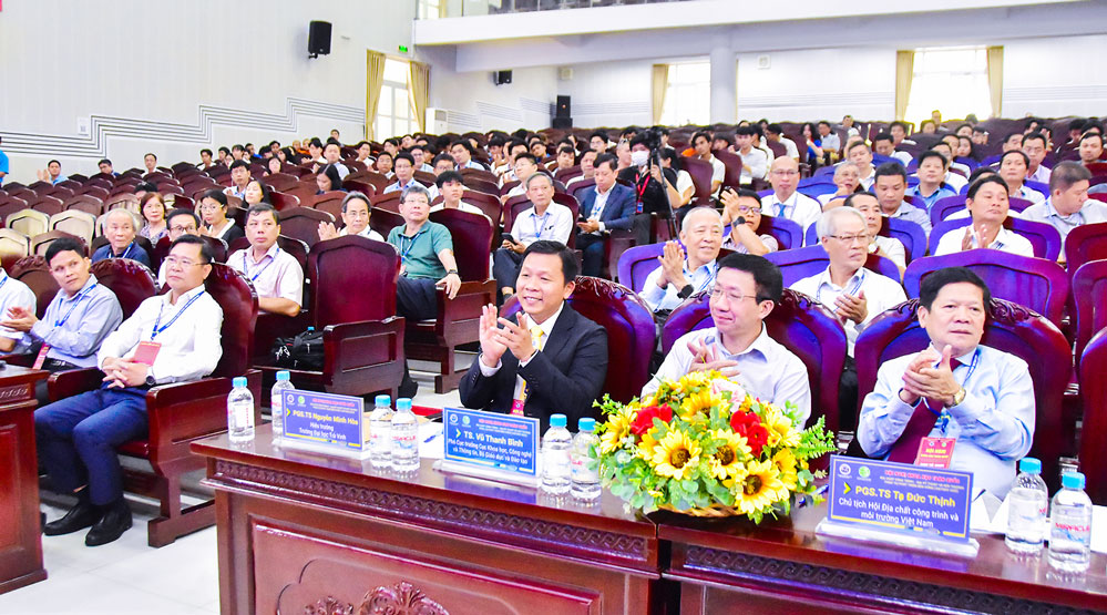 Đại biểu tham dự hội nghị.