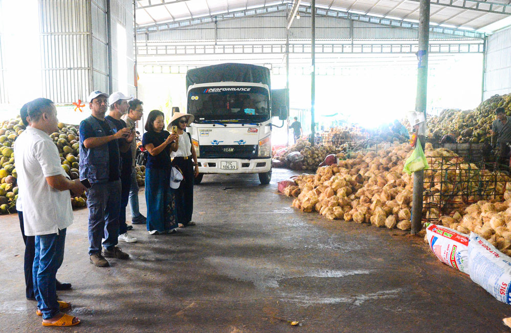 Đoàn công tác khảo sát tại cơ sở của ông Bùi Thanh Sang.