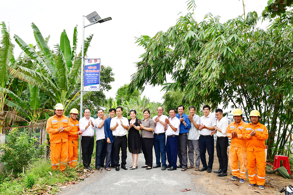 Đại biểu và chính quyền địa phương tại lễ nghiệm thu, gắn biển, đưa công trình vào sử dụng. 