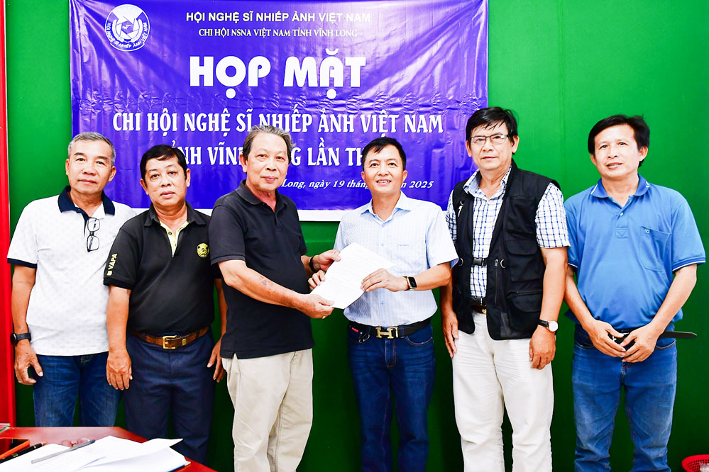 Ông Trần Thanh Sơn- Chủ tịch Hội Văn học Nghệ thuật tỉnh Vĩnh Long trao quyết định của Hội NSNA Việt Nam thành lập Chi hội NSNA Việt Nam tỉnh Vĩnh Long.