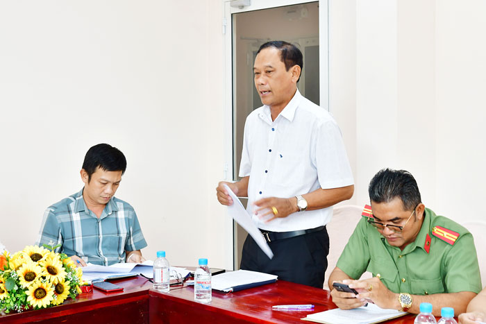 Ông Ký Chane Đô Ra- Phó Tổng Biên tập Báo và phát thanh, truyền hình Vĩnh Long trao đổi về công tác tuyên truyền cho các giải đấu.