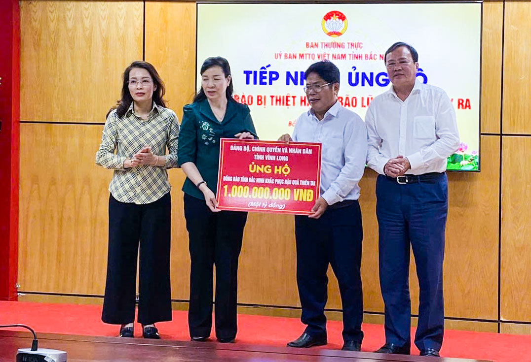Thay mặt Đảng bộ, chính quyền và Nhân dân tỉnh Vĩnh Long, đồng chí Lê Văn Hẳn- Phó Bí thư Tỉnh ủy, Chủ tịch Ủy ban MTTQ Việt Nam tỉnh trao tặng ủng hộ đồng bào tỉnh Bắc Ninh 1 tỷ đồng.