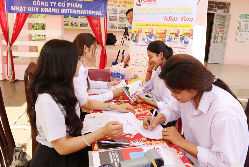 Trao đổi nhu cầu việc làm, định hướng cho học sinh chọn nghề sau tốt nghiệp THPT.
