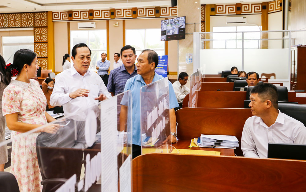 Phó Chủ nhiệm Ủy ban Kiểm tra Trung ương- Lê Văn Thành; đồng chí Lâm Minh Đằng- Phó Bí thư Tỉnh ủy nắm tình hình hoạt động tại Trung tâm Phục vụ hành chính công phường Nguyệt Hóa.