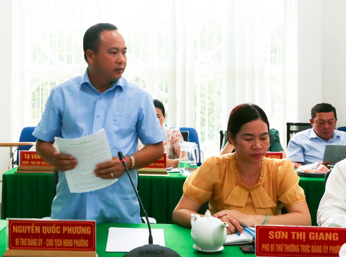 Đồng chí Nguyễn Quốc Phương- Bí thư Đảng ủy phường Nguyệt Hóa báo cáo tình hình hoạt động chính quyền địa phương 2 cấp của phường.