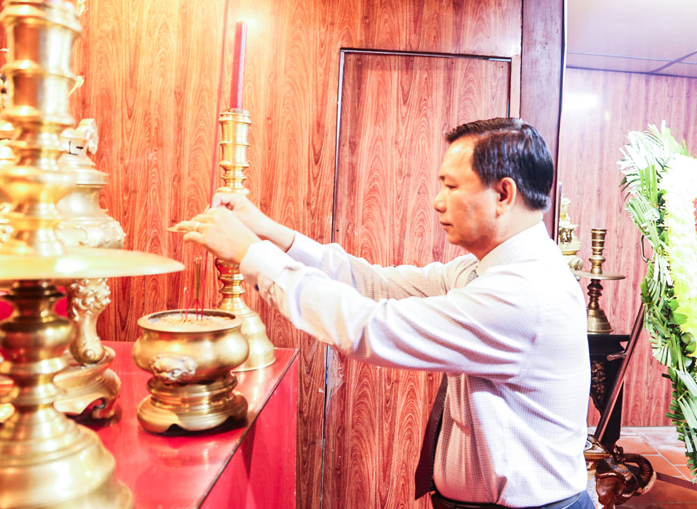 Đồng chí Trần Văn Lâu- Bí thư Tỉnh ủy thắp hương Chủ tịch Hồ Chí Minh.