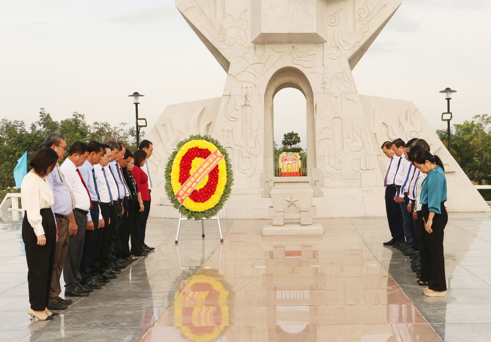 Lãnh đạo tỉnh dành phút mặc niệm tưởng nhớ công lao to lớn của các Anh hùng liệt sĩ.