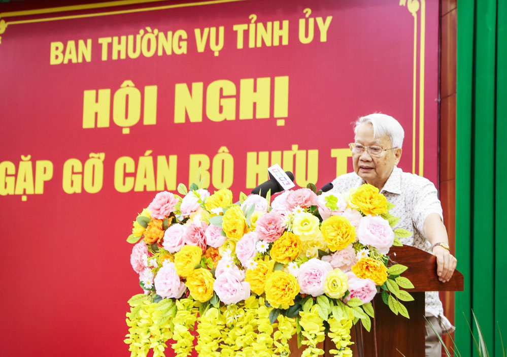Đồng chí Bùi Quang Huy- nguyên Ủy viên BCH Trung ương Đảng, nguyên Bí thư Tỉnh ủy Trà Vinh phát biểu tại buổi gặp gỡ.