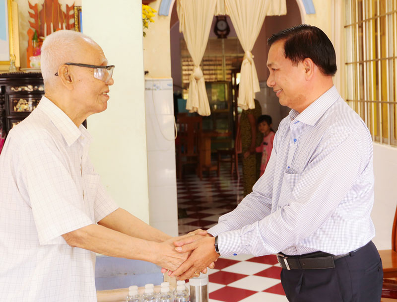 Bí thư Tỉnh ủy- Trần Văn Lâu thăm hỏi sức khỏe đồng chí Lâm Phú.