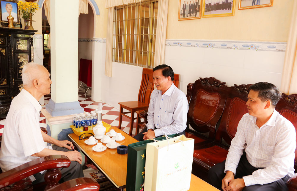 Bí thư Tỉnh ủy- Trần Văn Lâu thông tin đến đồng chí Lâm Phú tình hình kinh tế - xã hội của tỉnh.