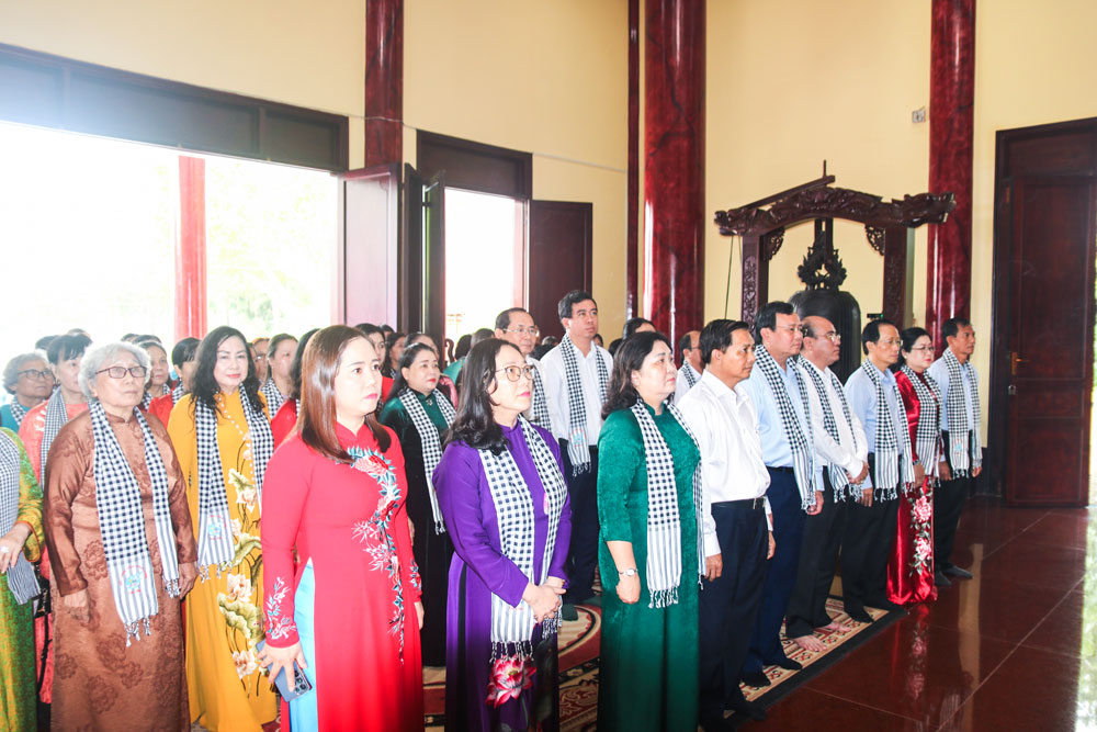 Các đại biểu dâng hương, dâng hoa, tưởng nhớ và tri ân Chủ tịch Hồ Chí Minh và Nữ tướng Nguyễn Thị Định.